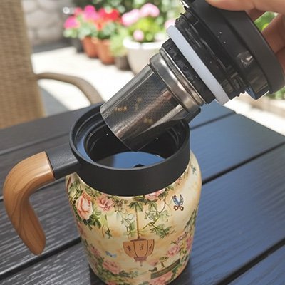 Théière avec infuseur 